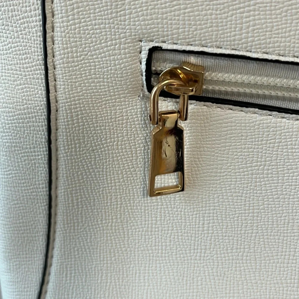Crossbody purse white gold tone accents & feet long adjustable strap textured